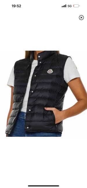 Moncler väst  - Jag säljer nu min svarta Moncler väst! Den har en liten defekt på ryggen som inte alls syns! Äkta! 