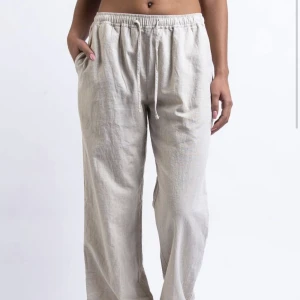 Linnebyxor - Sälja dessa snygga linnebyxor från madlady i storlek S-XTRA TALL. Endast använda typ 4 gånger så hoppas dom gör mer nytta hos någon annan🩷 Köpta för 600kr och är slutsålda på hemsidan, säljer för 280 plus frakt🌸