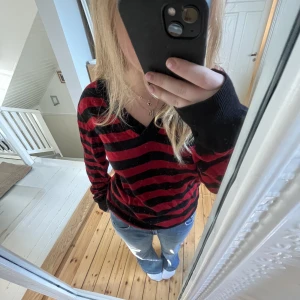 Tröja - Kurt Cobain inspirerad tröja. Mycket fint skick💓storleken är L men passar även en S. TRYCK EJ PÅ KÖP NU HÖR AV DIG VID INTRESSE