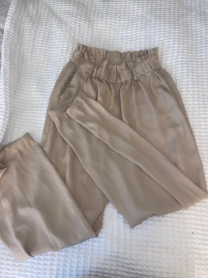 Byxor bikbok  - Skulle hitta intresse på dessa.!:) Ett par lösa byxor från bikbok i storlek m. Säljer för dem var förstora 😃 fler bilden kom privat. Postar så snart som möjligt 👍 