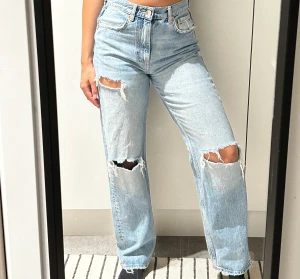 Jeans med slitningar  - 90’s modell  Köpta på Ginatricot I mycket gott skick 