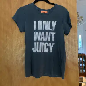 En grå t shirt ifrån märket Juicy Couture, med texten 
