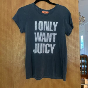 Juicy Couture tshirt - En grå t shirt ifrån märket Juicy Couture, med texten "I only want juicy" på. Texten är ganska tjock och lite sprucken, men annars är det fint skick på denna. Jag säljer den då den inte längre passar min stil.