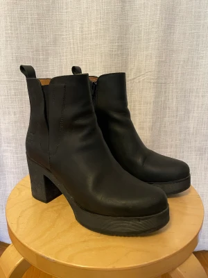 Svarta skinn boots med klack - Urban project skinn sko med klack. Stl 38, mycket bra skick, använda ett fåtal gånger. 
