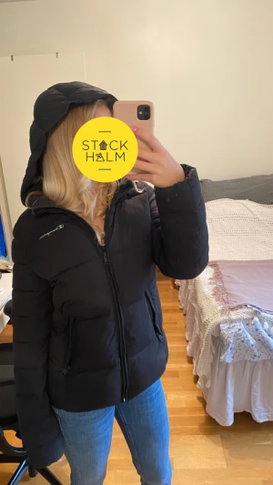 Vinterjacka  - Jättevarmt vinterjacka, bra skick!! Super varm och skön köptes för 1200 ungefär💘
