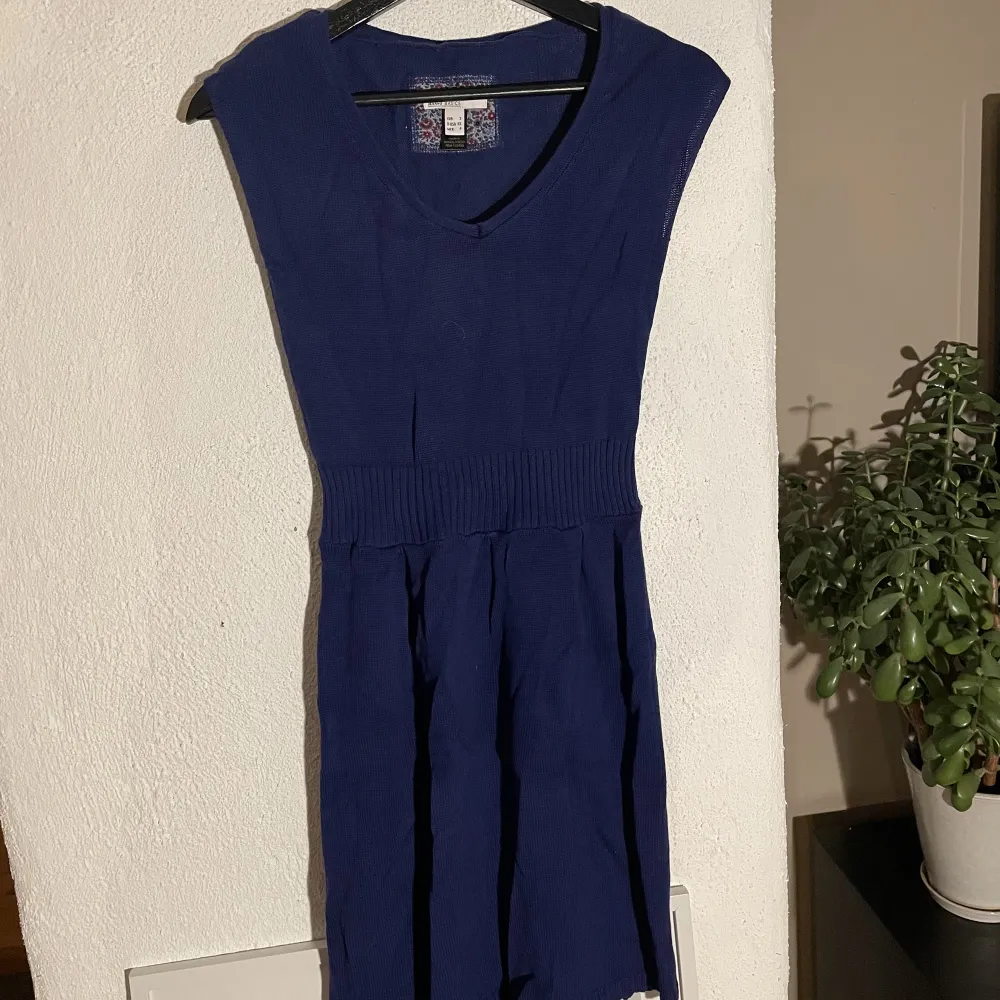 Stickad blå klänning. Nyskick, köpt secondhand.. Klänningar.