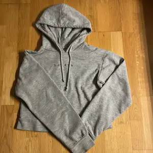 Säljer denna fina hoodie från primark. Pyttelite nopprig men fint skick.