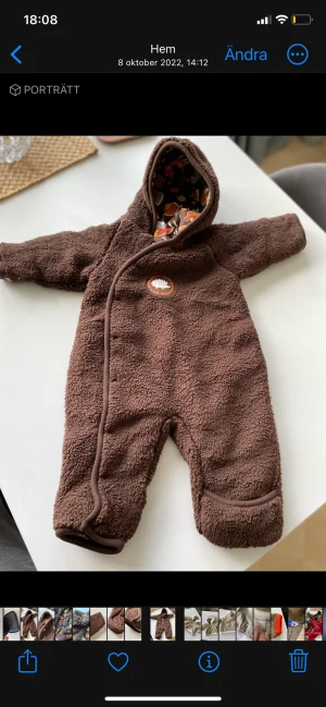 Mysig overall strl 62  - Mkt fint skick Använd ngn ggn Höst/vinteroverall Kan vika över både för hand och fot. Köpare betalar portot 