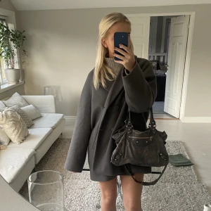 Grå kappa  - Grå kort kappa, passar s-l💓💘💘 helt oanvänd