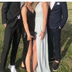 Balklänning  - LjusGrå/ljusgrön/ljusblå Balklänning den Nelly, använd 1 gång, öppen rygg, men fina glitterdetaljet vid hals o rygg, slutsåld - nypris 900kr