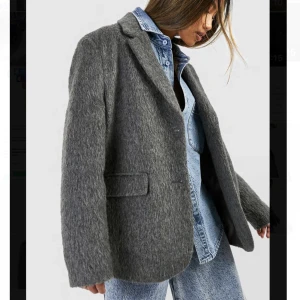 Höst blazer - Säljer denna supersnygga blazern som är perfekt nu till hösten. Den är helt oanvänd och säljer den pga att den ej passade mig. Alla prislappar osv sitter kvar och den är i storlek 36❤️