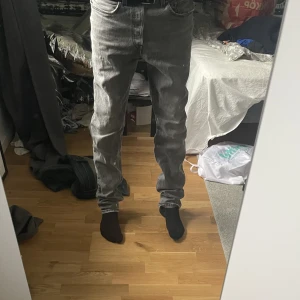 Levis 501 - Tjo säljer dessa levis 501or i storlek 28/32. De är gråa.