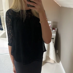 spetsblus - jättesöt blus från kappahl💗 barnstorlek men skulle säga att den passar xs, som referens brukar jag ha s