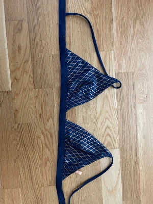 Bikin överdel - Jätte fin bikini överdel från Nelly knappt använda, storlek är M men skulle säga att den är ganska liten liten