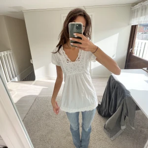 Blus! - Jätte gullig blus som är lite längre, köpt second hand, skriv för mer frågor 💕🌸🎀