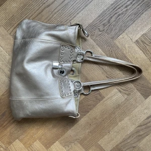 Guldig väska  - Guldig väska