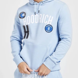 Hoodrich - Hoodrich hoodie i jätte bra skick inga skador och inte alls använd mycket😊mitt pris 499kr och priset kan gå ner lite vid snabb affär 