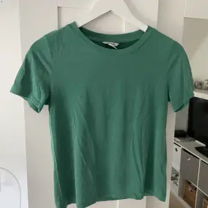 Väldigt skön t-shirt i en snygg grön färg. Det var min favorittröja i åttan men har inte används på ett tag nu då jag vuxit ur den😉💚💚