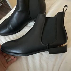 Boots med gulddetalj - Helt nya boots med gulddetalj! Aldrig använda. Storlek 40❤️Perfekt nu till hösten. Pris går att diskutera 