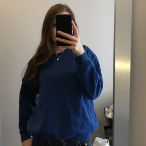 Blå collage tröja - Säljer för den inte kommer till någon användning. Pris kan diskuteras!!