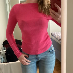 Rosa tröja - En rosa tröja väldigt lik intimissimi tröjorna fast. Fast denna är inte see trough. Passar någon från XS- M beroende på hur du vill att den ska sitta❤️