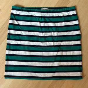 Kjol - Kjol från Lindex Holly & White, storlek M. Som ny, knappt använd.