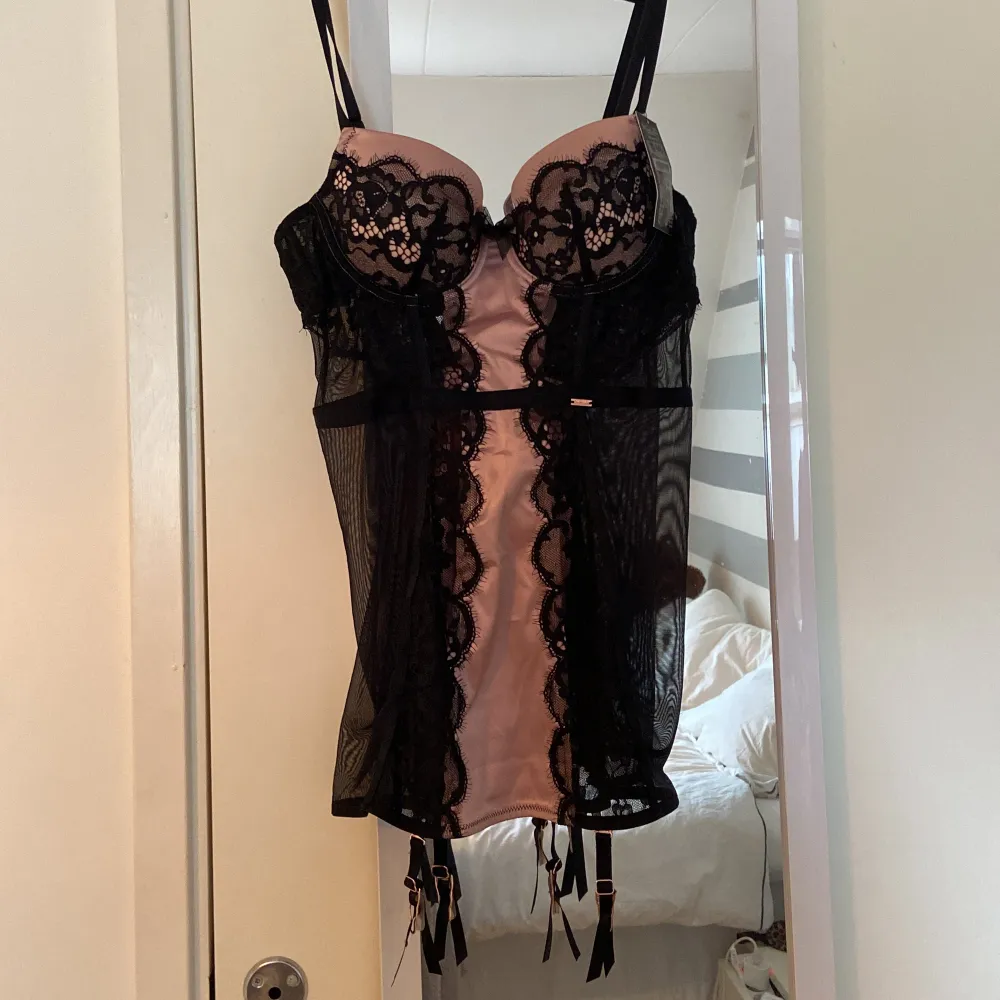 Säljer detta superfina plagget från Hunkemöller då den bara har legat i garderoben sen jag köpte den. Endast prövad, nypris 549kr🌸. Övrigt.