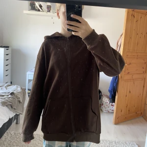 Oversized ziphoodie - Brun oversized ziphoodie! Inte använd många gånger alls då jag har väldigt många andra som jag gillar mer🤎🤎 hör av dig privat för mer info/bilder!