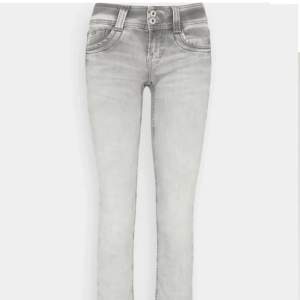 Säljer dessa lågmidjade pepe jeans. Superfint skick. 🤍