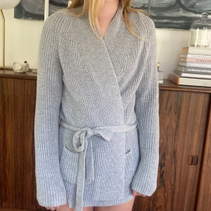 Stickad morgonrock - En stickad morgonrock från gap. Nästan aldrig andvänd och den är väldigt skön. 