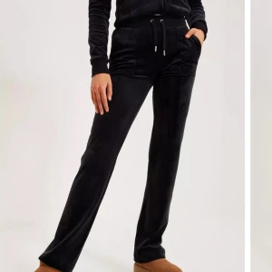 Svarta juicy couture byxor - Jag säljer mina svarta juicy couture byxor i storlek xs då dom inte kommer till användning längre. Dom är använda några gånger men är varken noppriga eller skadade på annat sätt. Vid intresse så skickar jag bilder på🩷