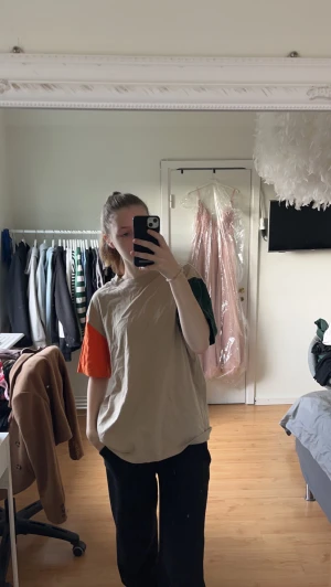 T-shirt  - T-shirt från hm, säljer pga att jag inte använder den, stl s men passar s/m