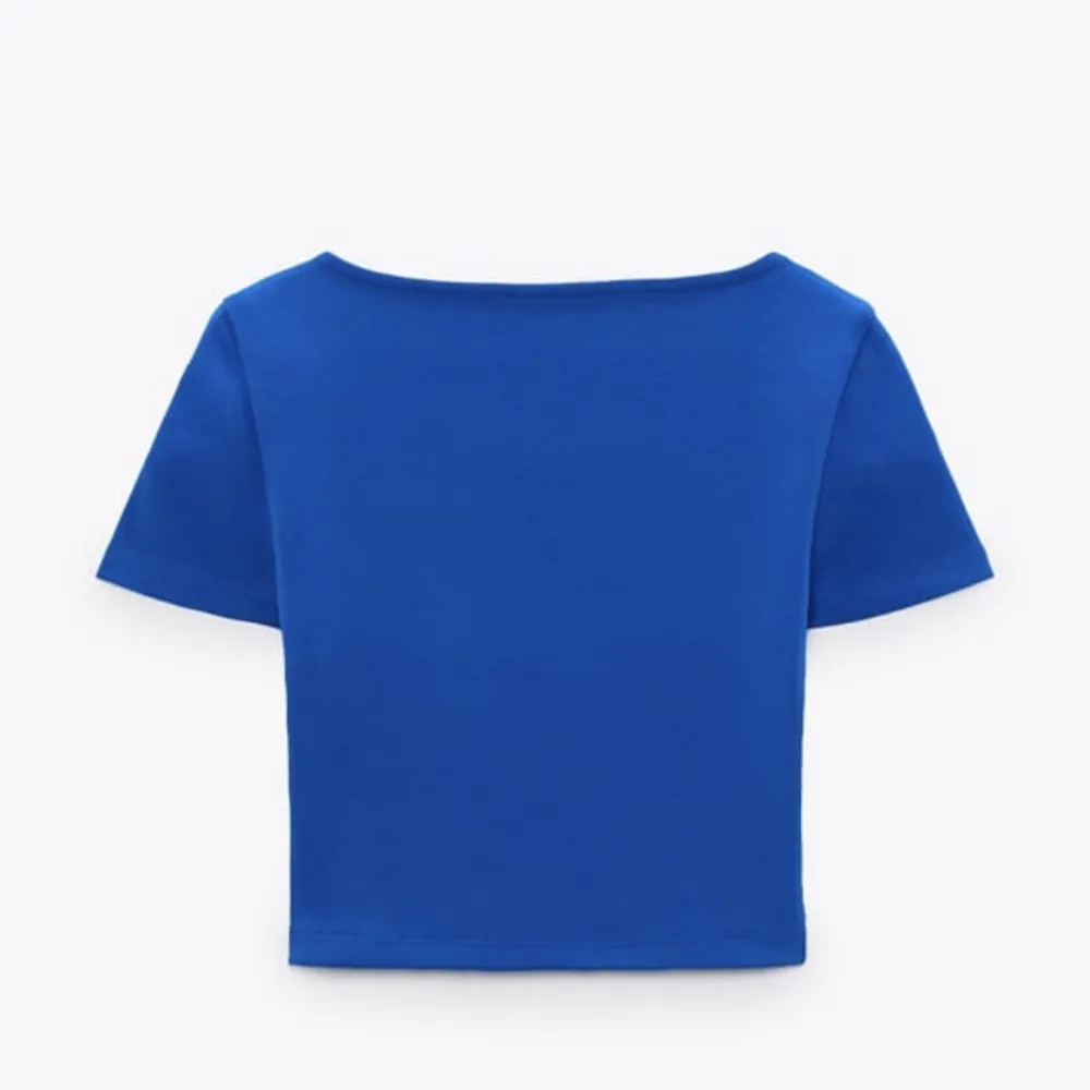 Säljer denna fina blåa toppen från Zara för ett billigt pris! Toppen är i storlek S!💕. Toppar.