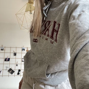 Hoodie - Hoodie med tryck från hm, fint skick