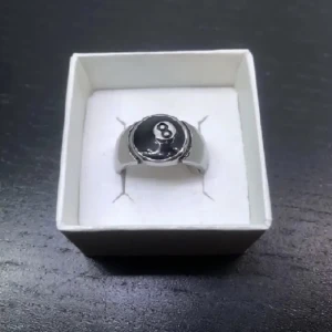 8ball ring - Säljer denna snygga 8ball ring i nyskick skick! Hör gärna av dig vid intresse!😁