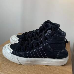 Asballa adidas skor i modell nizza high. Bra skick och säljs då de inte kommer till användning. Storlek 36 & 2/3 men passar mig med 37 då de är lite stora. Säljs inte längre på adidas hemsida. Nypris 1360kr 💓