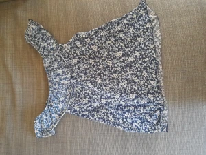 Blommig topp! - En blåblommig top från H&M använd ett par gånger!