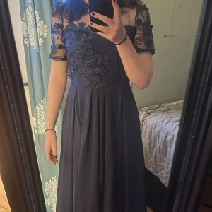 Marinblå klänning - Skön Marinblå klänning som har används en gång men fortfarande bra skick