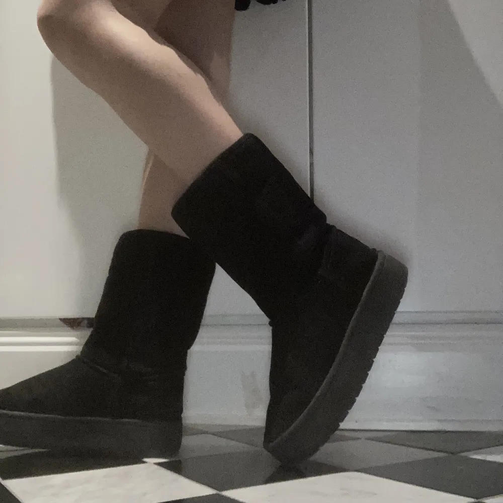 Det är svarta skor som man kan vika så det ändrar utseende:). Skor.