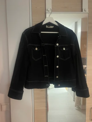 Svart jacka - En kort svart jacka med silverdetaljer! Som en jeansjacka men i ett mjukare tyg!