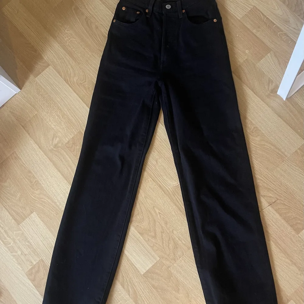 Raka jeans från Levis i superfint skick!💞 säljer då de är försmå❤️ Köpt för 1300kr. Jeans & Byxor.