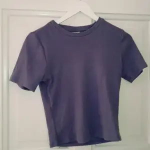 En t shirt från JDY  Jag köpte den från Ellos  Jag använder aldrig därför säljer ja den  Den är ribbad och färgen är lila blå