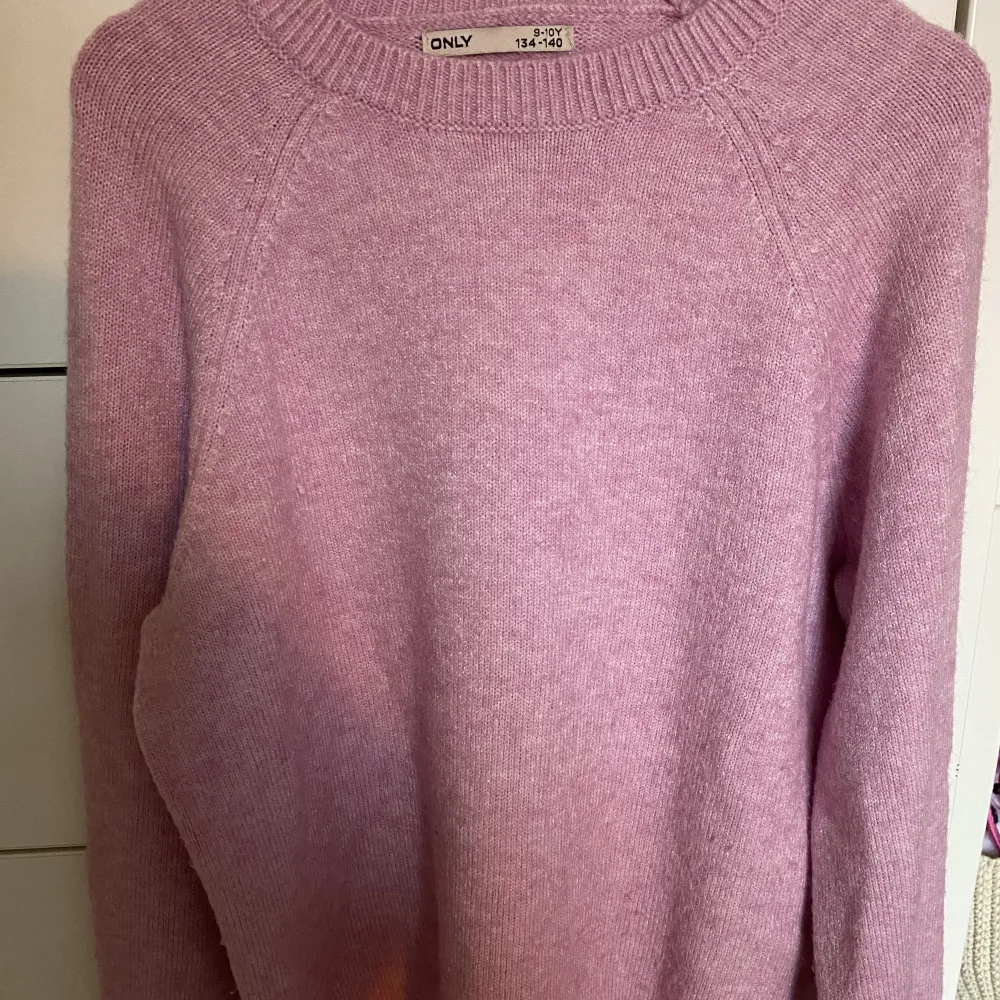 Säljer denna snygga rosa stickade tröjan från only. Tröjan i sig är i bra skick men har som ett litet hål/ noppig boll på sig men inget man tänker på 💞 säljer då den är för liten för mig!. Stickat.