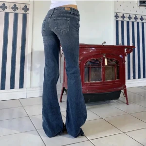 Låg midjade bootcut - Säljer dessa super snygga jeans som är köpta här på Plick men var lite försmå 💞 Midja: ca 79 cm och Innerben: ca 88cm. Lånade bilder