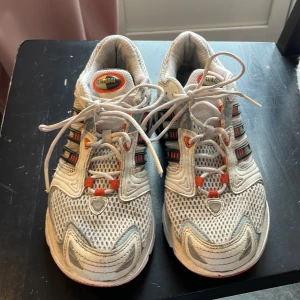 Vintage Adidas skor - Vintage adidas springskor som tyvärr blivit för små för mig. De är använda men fortfarande i bra skick! Kontakta mig om du har några frågor! 