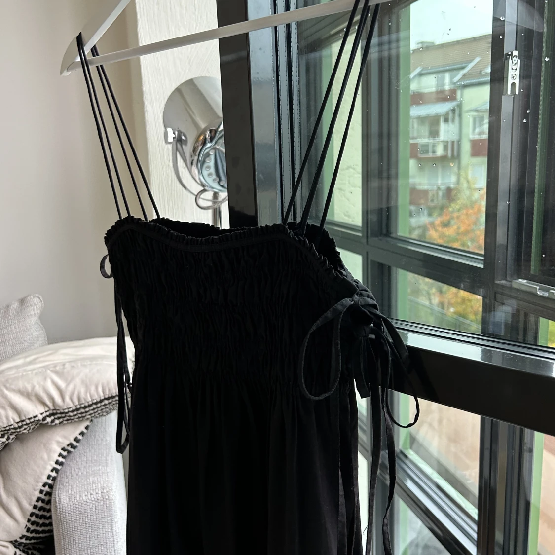 Svart klänning med snöring  - 26