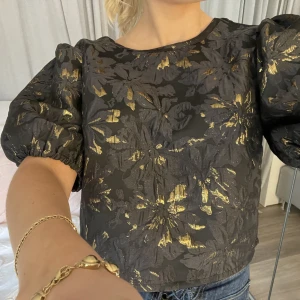 Topp m puffärmar - As snygg o söt topp! Köparen står för frakten!💕💕