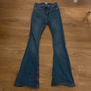 Blåa highwaist bootcut jeans, köpta på lager 157.