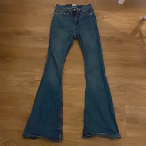 Blåa highwaist bootcut jeans, köpta på lager 157.
