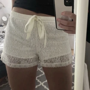 Spets shorts - Läs bio! Första bilden är lånad av förra ägaren!Supersöta vita spets shorts från Isabella❤️ använt dem 1 gång men dem satt inte bra på mig tyvärr 